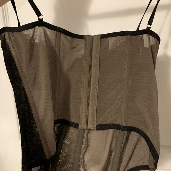 Beautiful corset in muted kacki and black. Worn once, like new - Picture 2 of 3